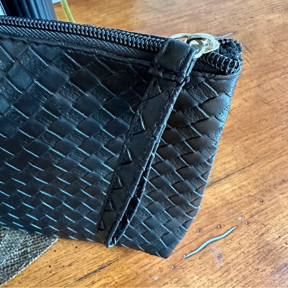 🛍️🛍️ BLACK BASKET WEAVED PATTERN PLEATHER COSMETIC BAG. 🩷 - Picture 5 of 9
